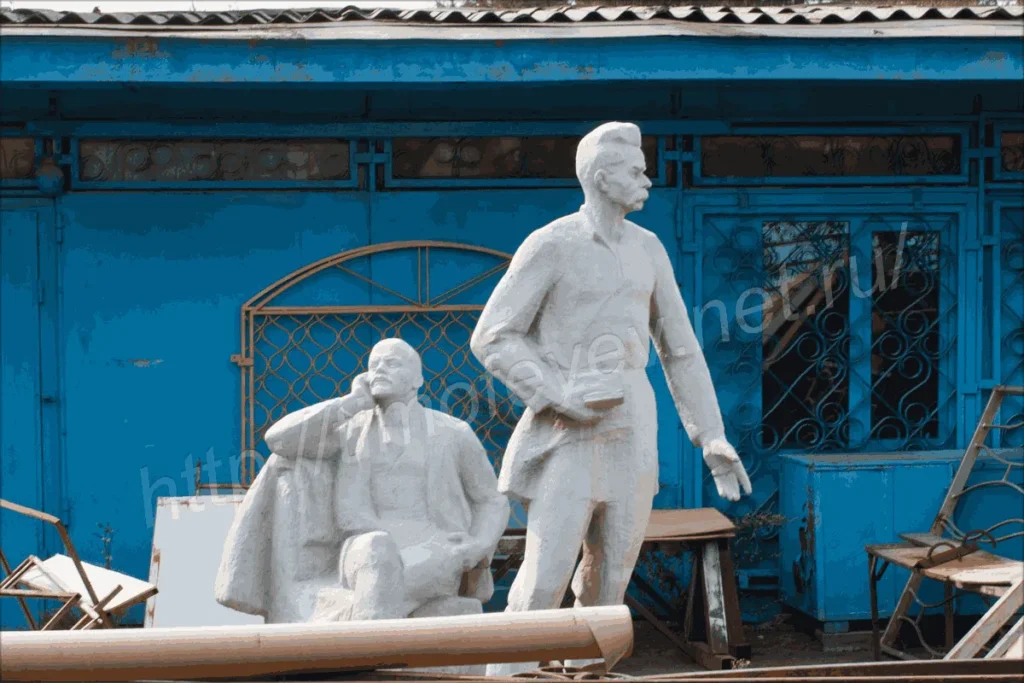 estatuas de lenin rosa y gorki azul antes de ser pintadas