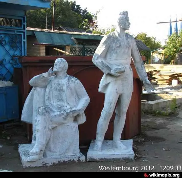 lenin y gorki abandonados en un parqueo