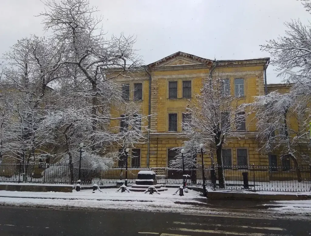 monumento del hombre invisible en invierno