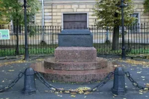 monumento al hombre invisible en san petersburgo