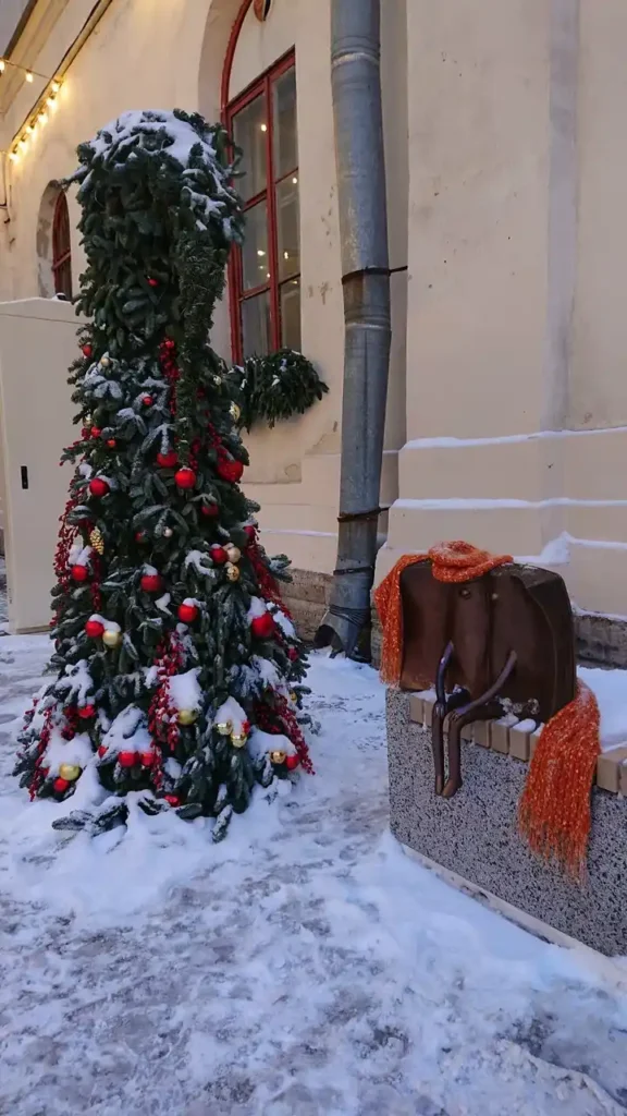 monumento al libro perdido con bufanda en navidad