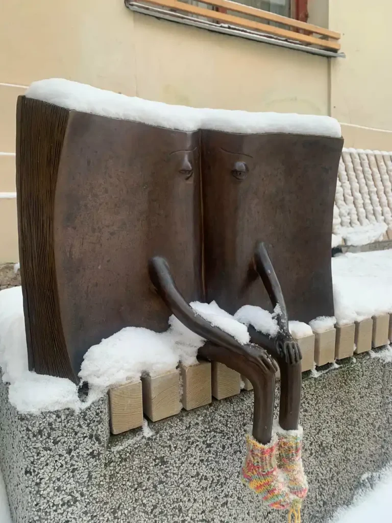 monumento al libro perdido con calcetines de lana