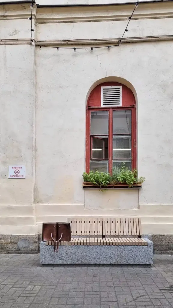 la escultura del libro triste se sienta sobre una banca