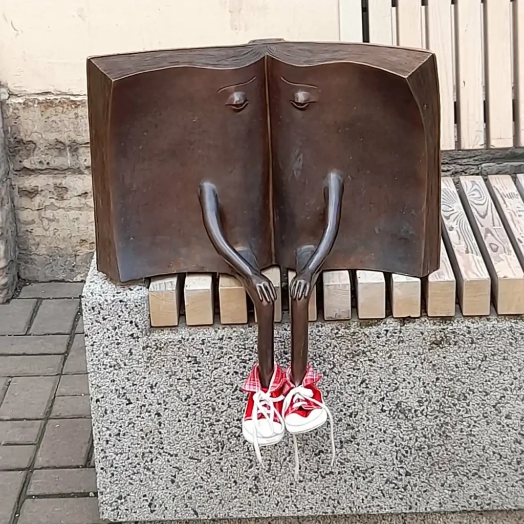 el pequeño libro perdido con zapatillas converse rojas