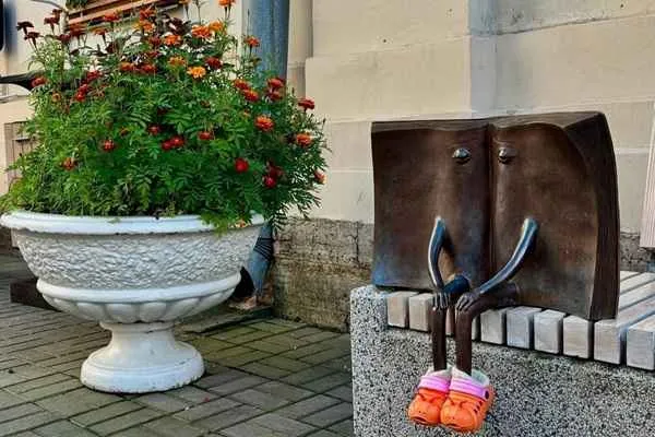 escultura de un libro adorable que esta triste llamada monumento al libro perdido en san petersburgo
