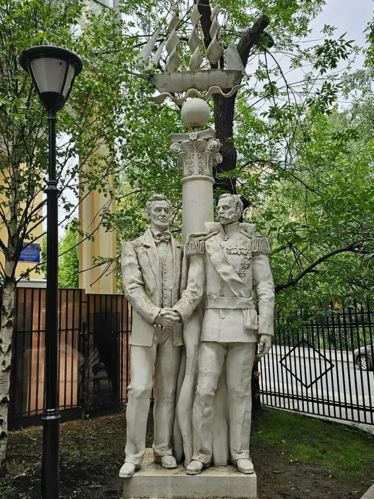 alejandro II y abraham lincoln dandose un apreton de mano en moscu