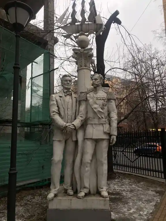 estatuas de abraham lincoln y el zar alejandro II en moscu rusia