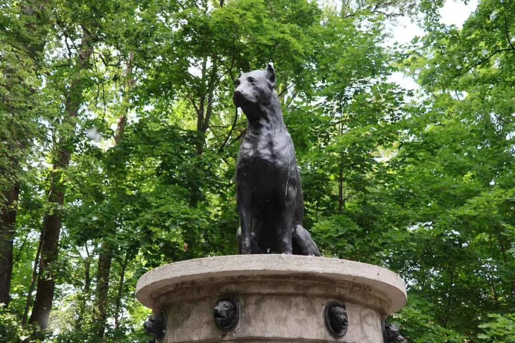 monumento a los perros usados por ivan pavlov en sus experimentos