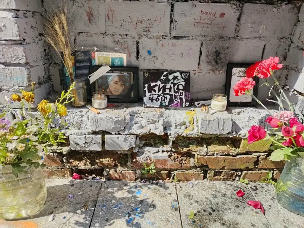 altar en el memorial del muro de viktor tsoi