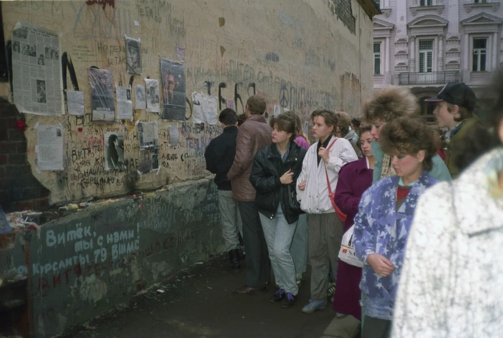 Fotografía tomada en 1990 (año en que murió) en el muro de Tsoi en Arbat.