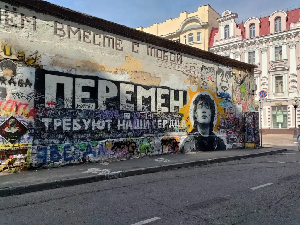el muro de viktor tsoi en la calle arbat, memorial e un cantante sovietico