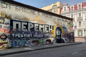 el muro de viktor tsoi en la calle arbat, memorial e un cantante sovietico