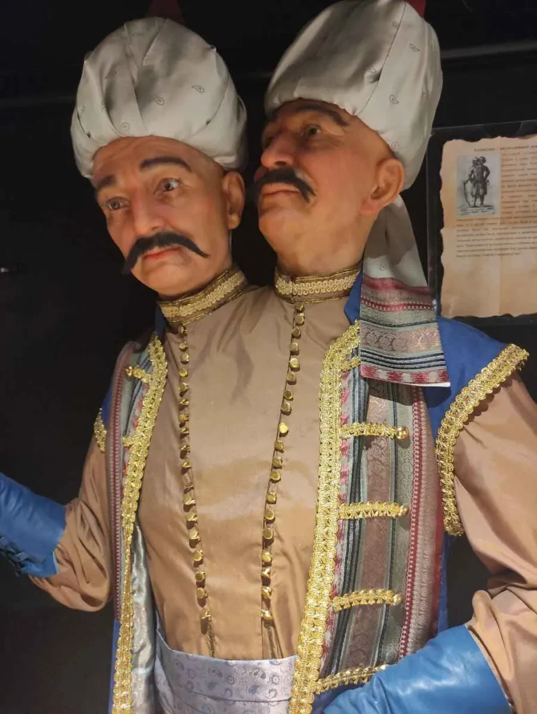 hombre con dos cabezas de turquia