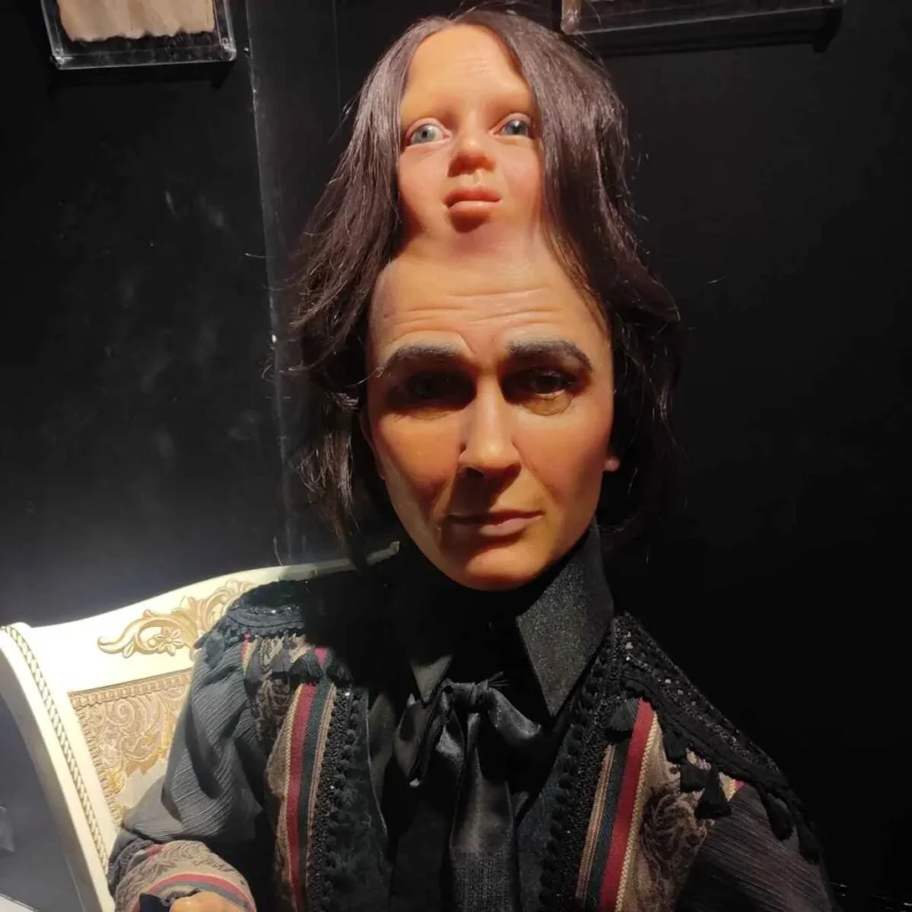 hombre mexicano con una cabeza pequeña sobre otra