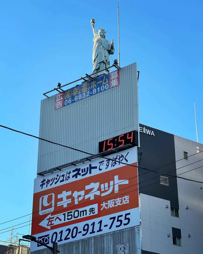 estatua de la libertad sobre una valla publicitaria