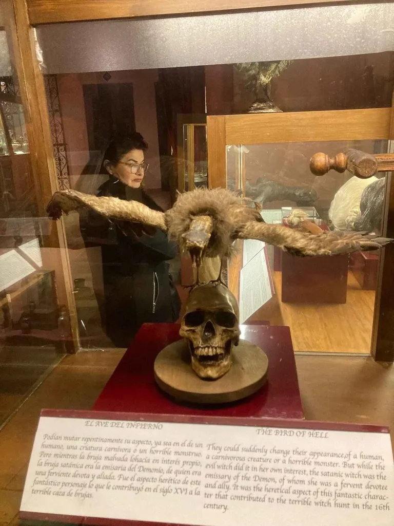 aguila del infierno sobre un craneo humano museo lara