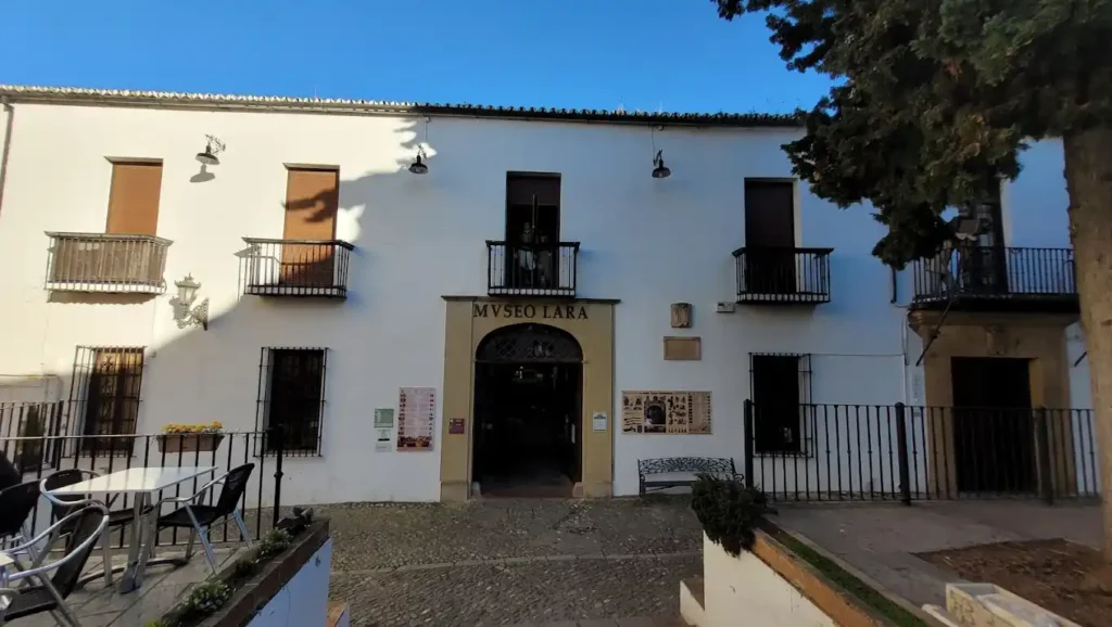 fachada del museo de brujeria lara en ronda