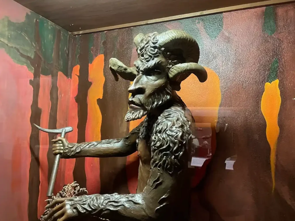 estatua de algun demonio en museo lara ronda