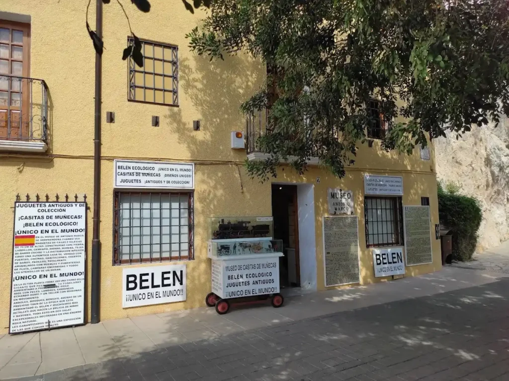 fachada del museo antonio marco de casita de muñecas