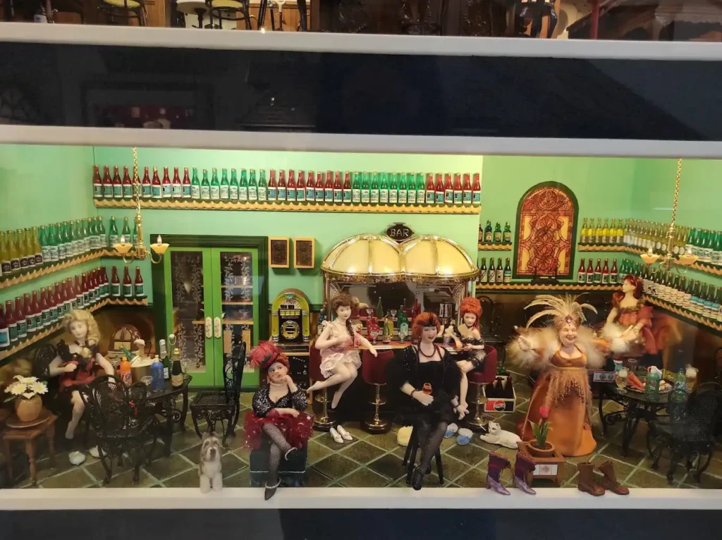 cabaret miniatura en una casita de muñecas