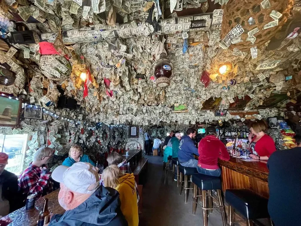 bar cervecero en homer spit con paredes tapizadas de billetes de 1 dolar