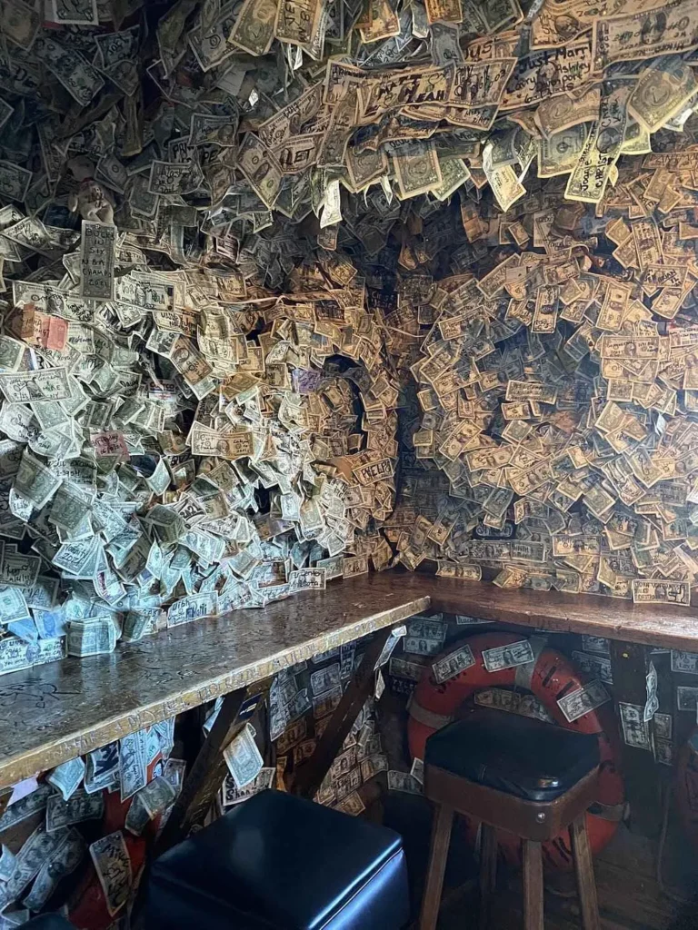 salty dawg saloon y su iconica decoracion de billetes de 1 dolar