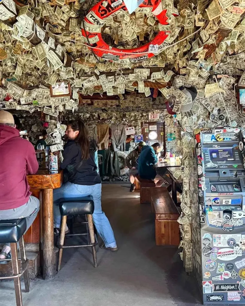 cajero automatico ATM en Salty Dawg Saloon homer spit decorado con calcomanias de viajeros