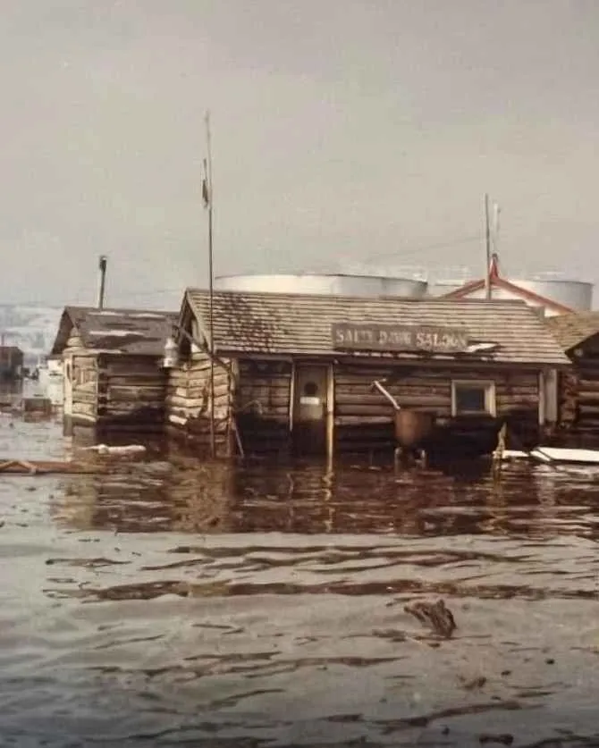 foto antigua de una inundacion del salty dawg saloon en homer spit