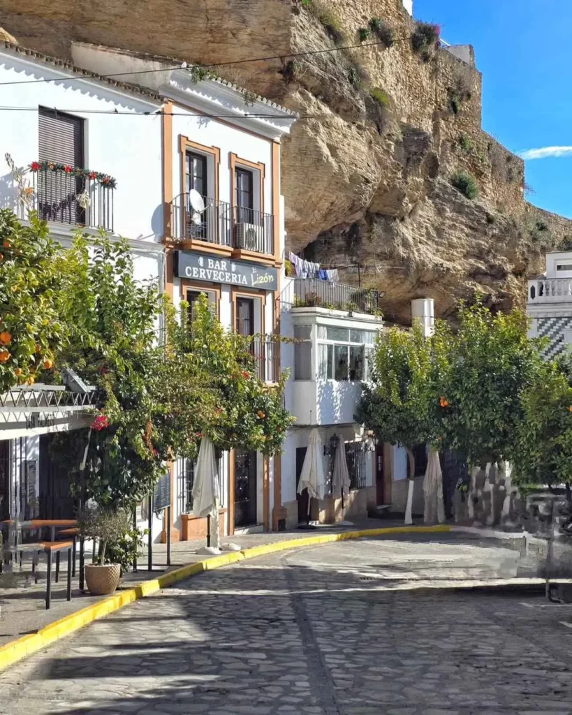 bajando por calle cádiz en setenil