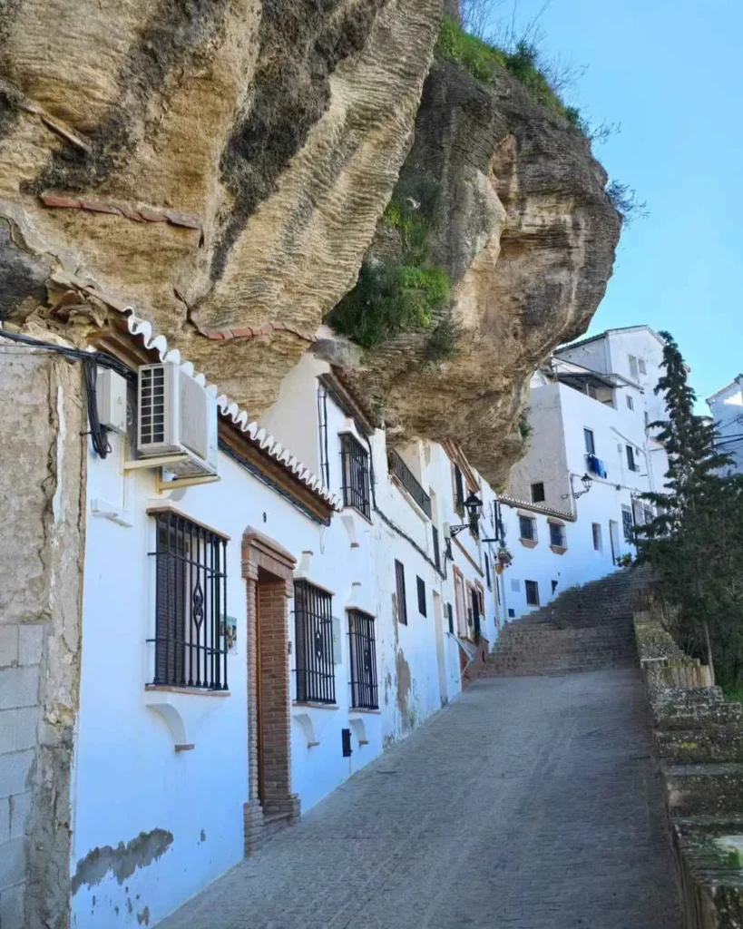 casas bajo la roca