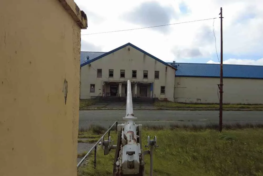 cañon apuntando a un edificio en adak