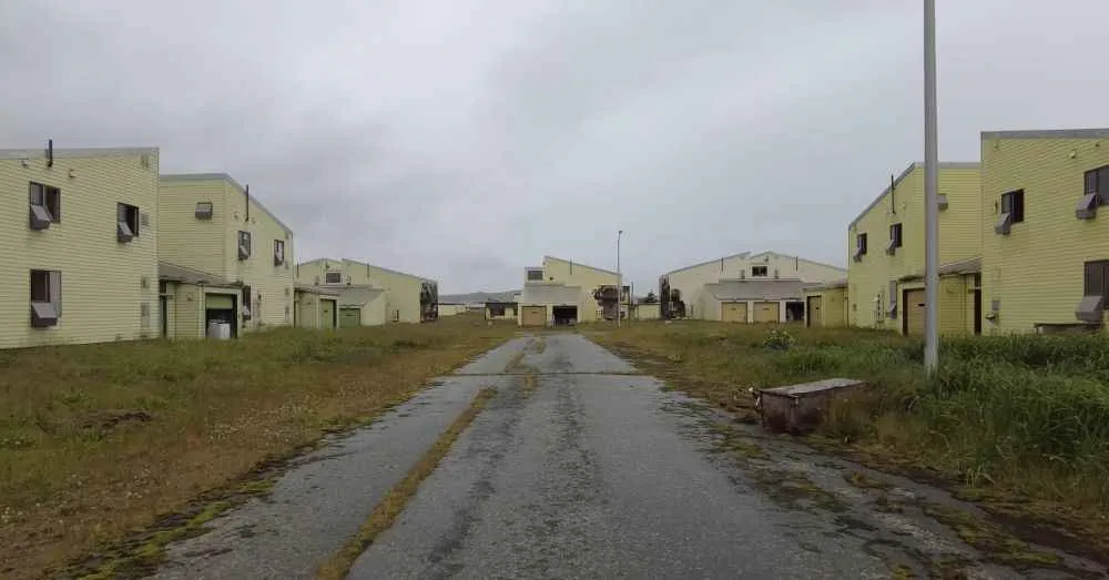 casas deteriorandose en adak island