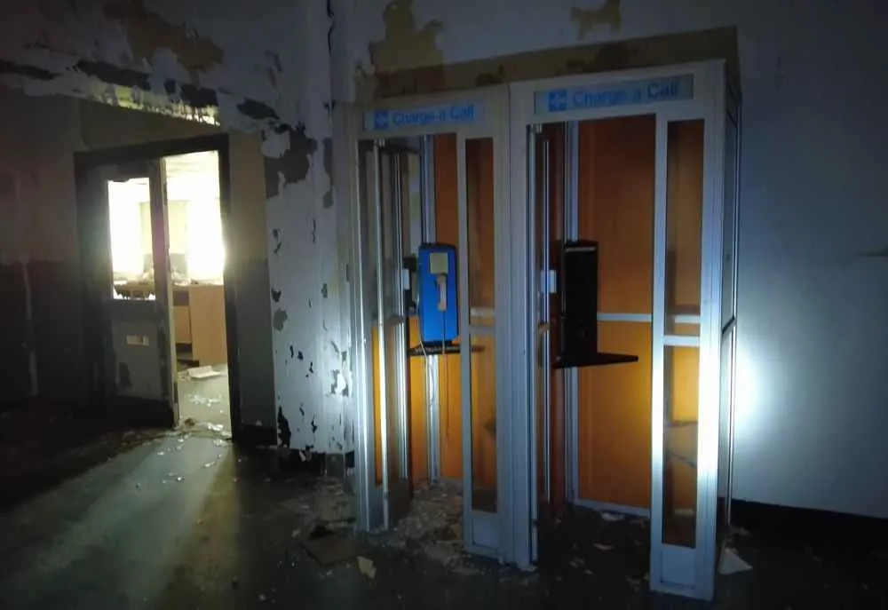 antiguas cabinas telefonicas en adak island