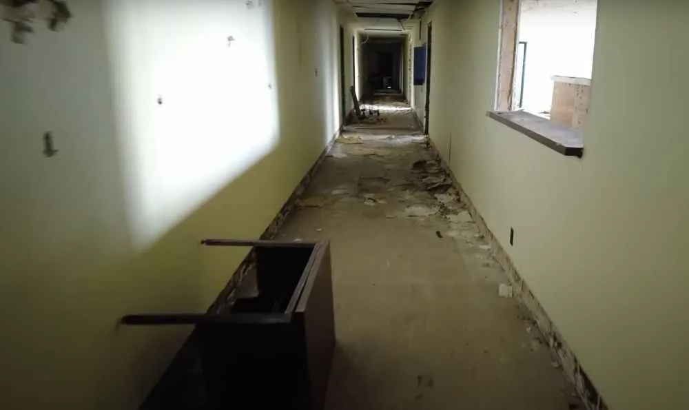 pasillo de un edificio abandonado en adak