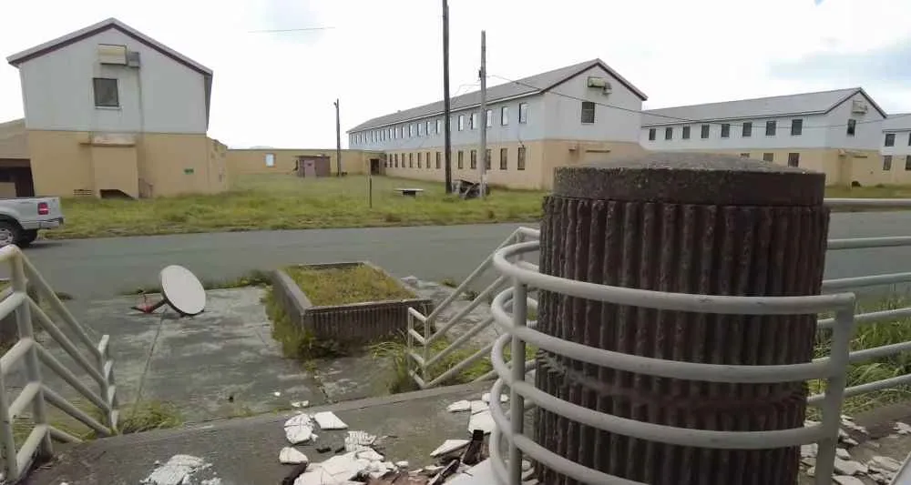 edificios en ruinas en adak