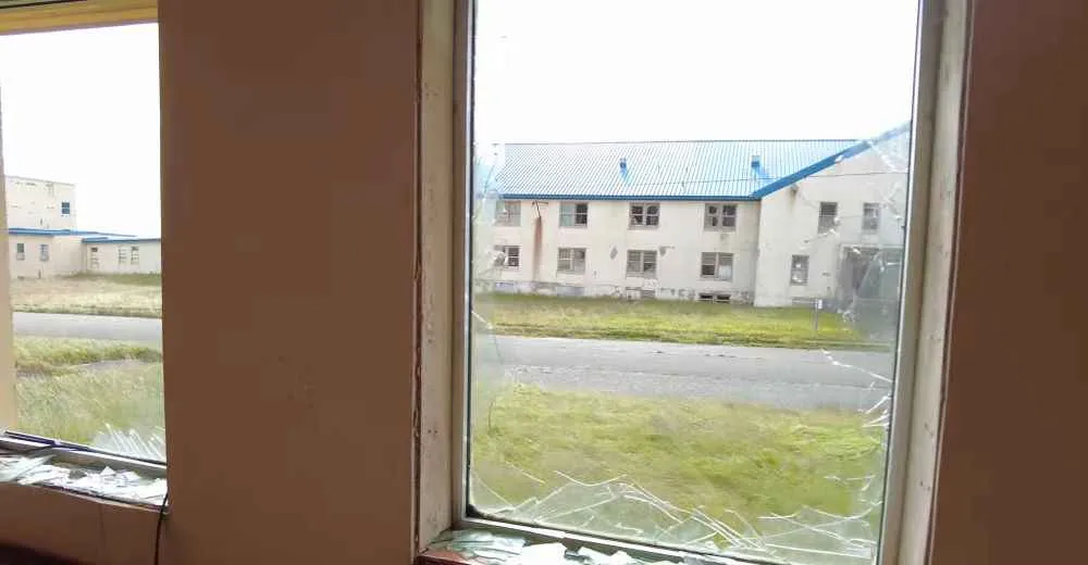 ventana rota en adak