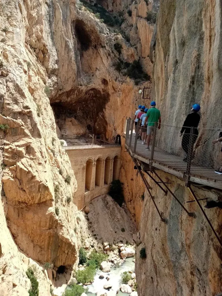 fila en el caminito del rey