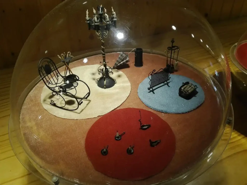 mobiliario en miniatura en el museo de mijas