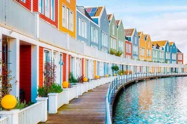 casas de colores arcoiris en el lago rietpla, houten utrecht holanda