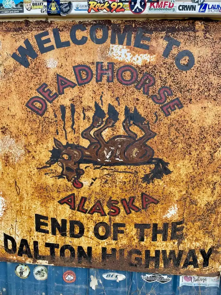 estado actual oxidado del iconico letrero de deadhorse