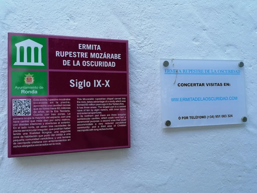 letrero informativo del ayuntamiento de ronda sobre la ermita de la oscuridad