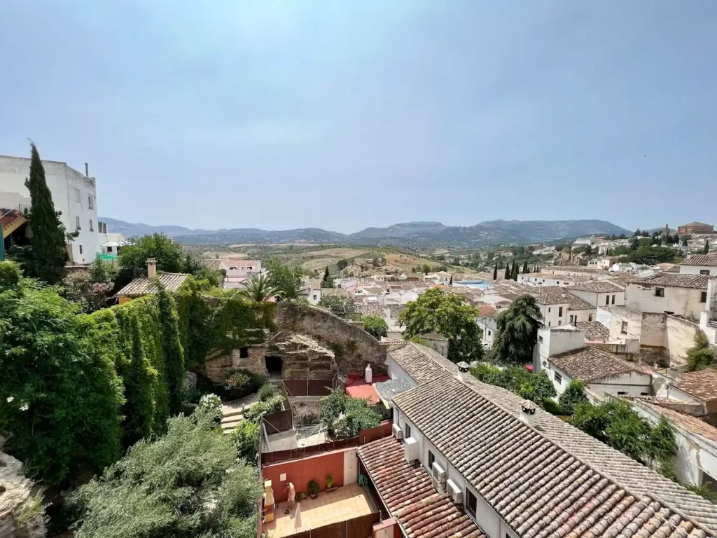 vista aerea desde el patio del vecino de la ermita de la oscuridad incrustada en medio del casco urbano de ronda