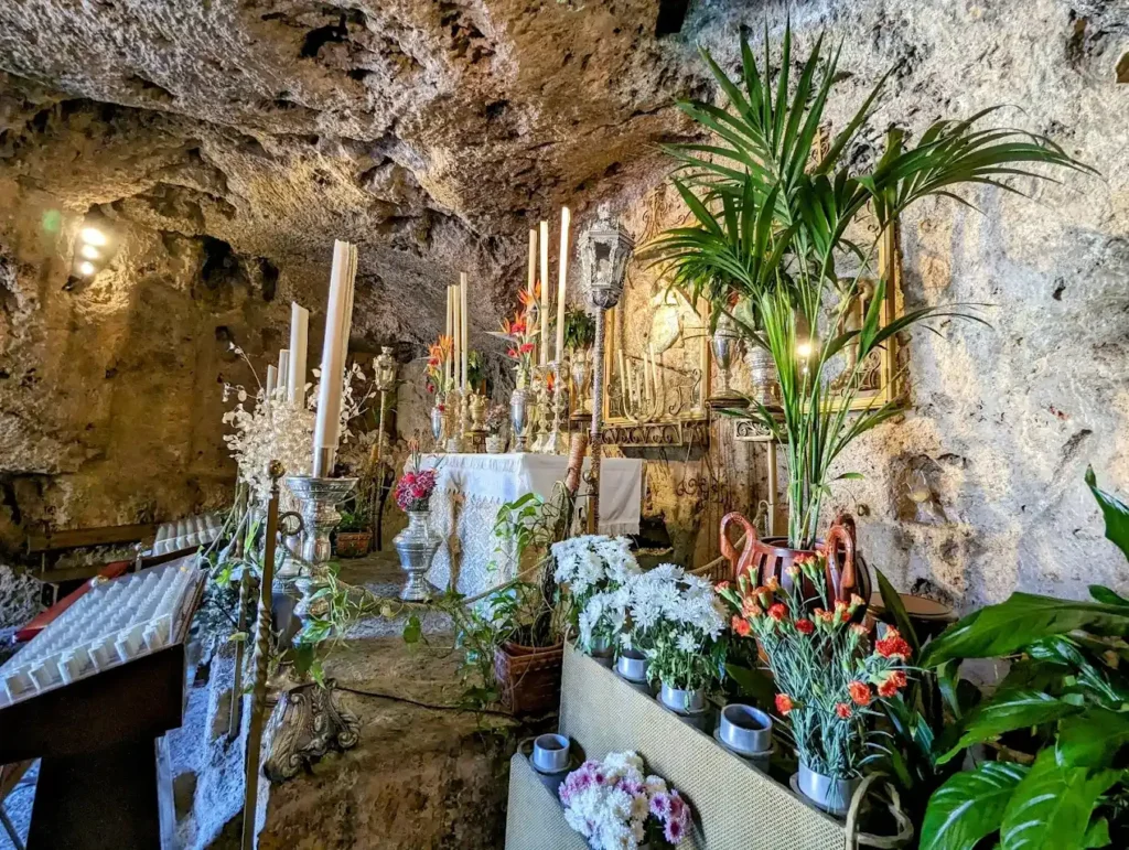 lateral del pequeño altar de la ermita de la virgen de la peña mijas
