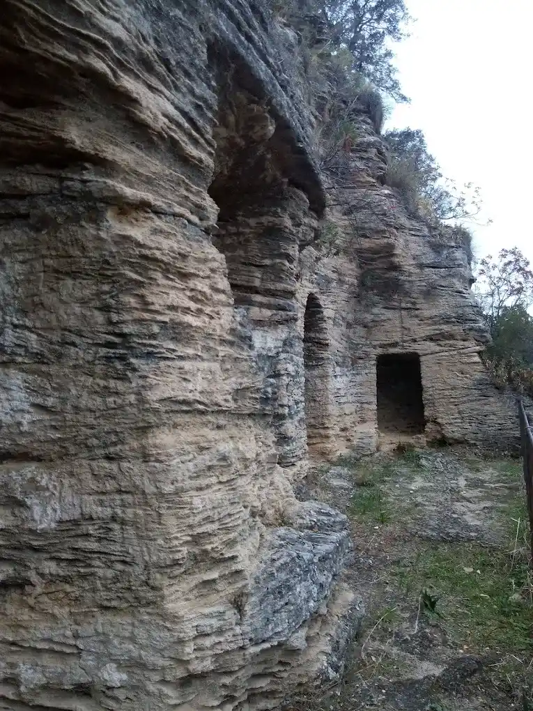 talla en roca del edificio ermita virgen de la cabeza