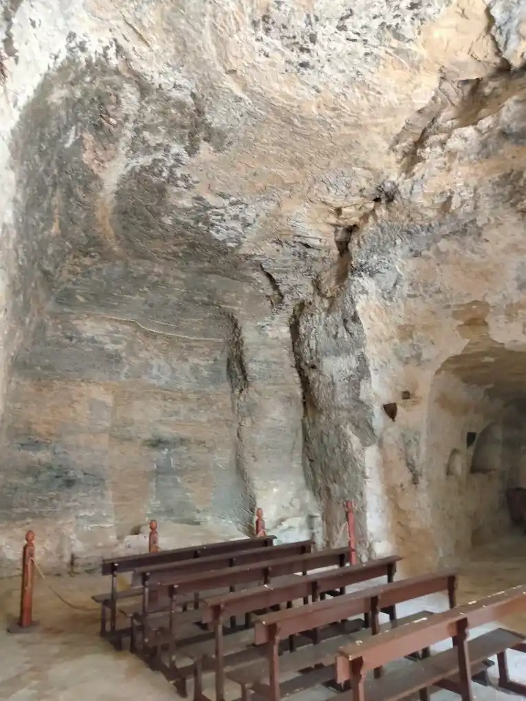 bancas para recibir misa en la hermita virgen de la cabeza