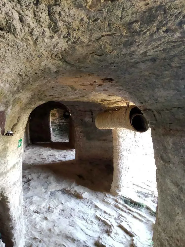 pasillo de roca en la ermita virgen de la cabeza