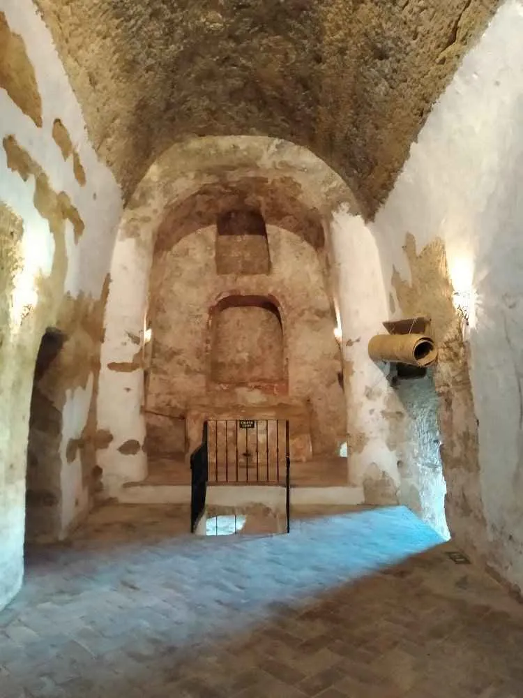 altar y entrada a la cripta de la ermita virgen de la cabeza