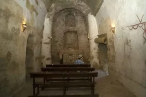ermita rupestre tallada en roca de la virgen de la cabeza en ronda españa