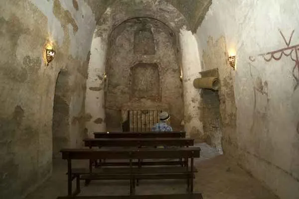 ermita rupestre tallada en roca de la virgen de la cabeza en ronda españa