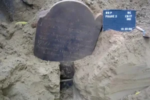 lapida de 200 años de antiguedad encontrada en washington square park perteneciente a james jackson